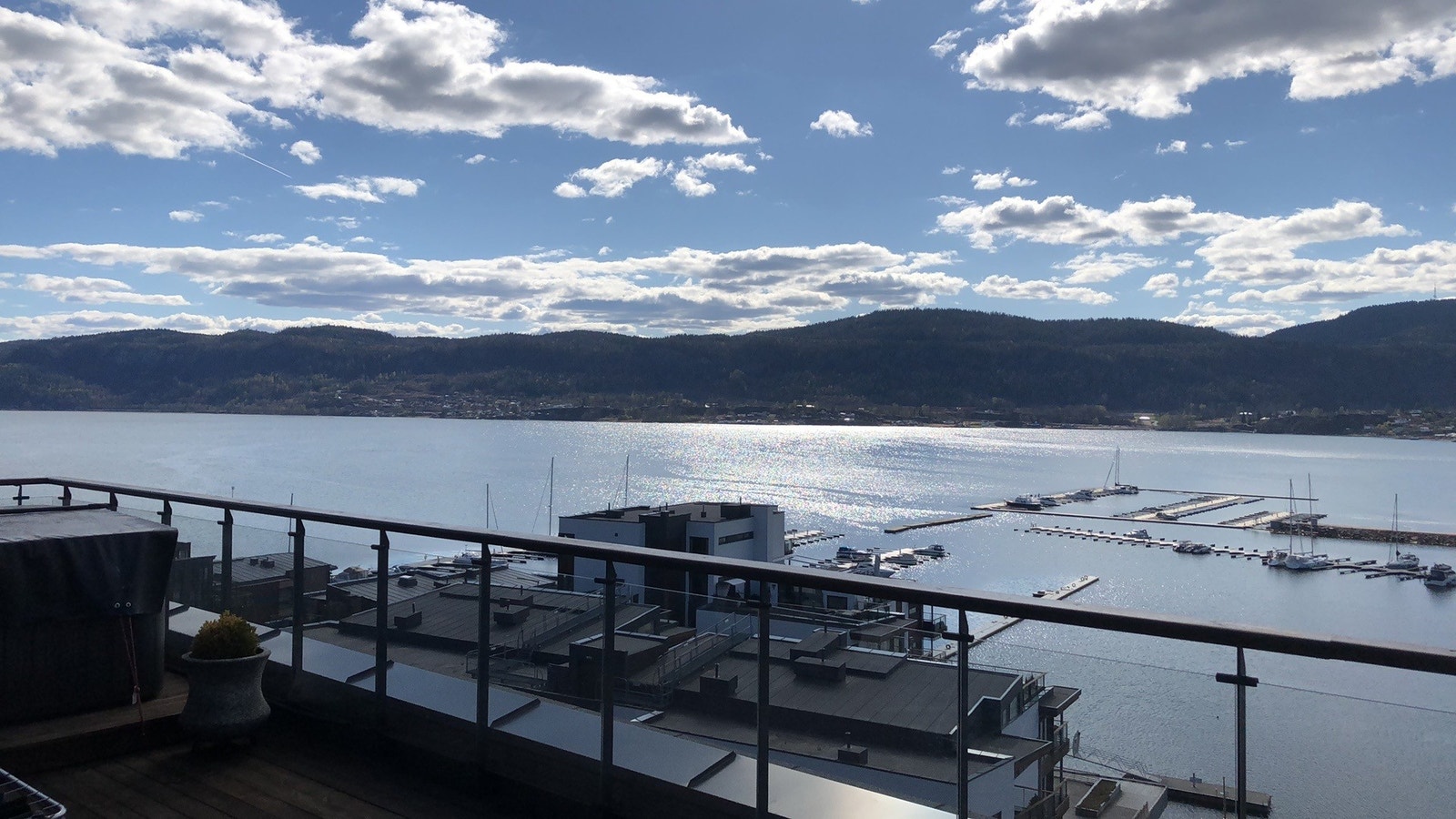 Utsikt fra sørvendt terrasse på 50 kvm Galleribilde