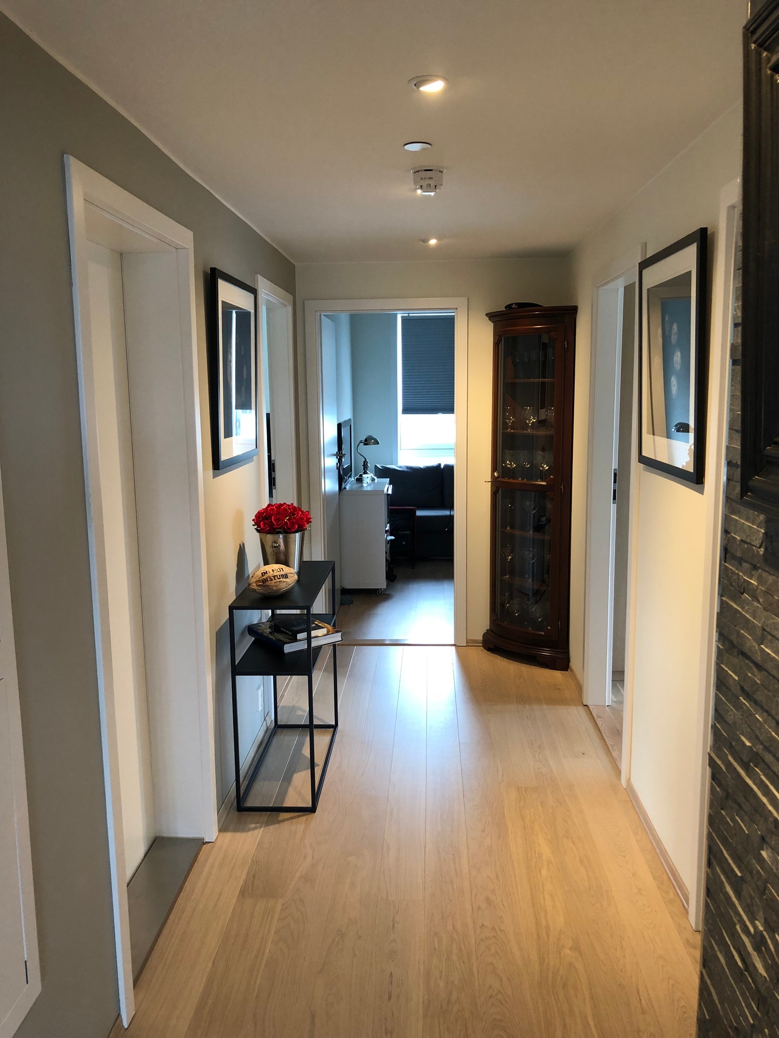 Gang i soveromsfløy. Bad til venstre, vaskerom til høyre og 3 soverom i enden av gangen. Galleribilde