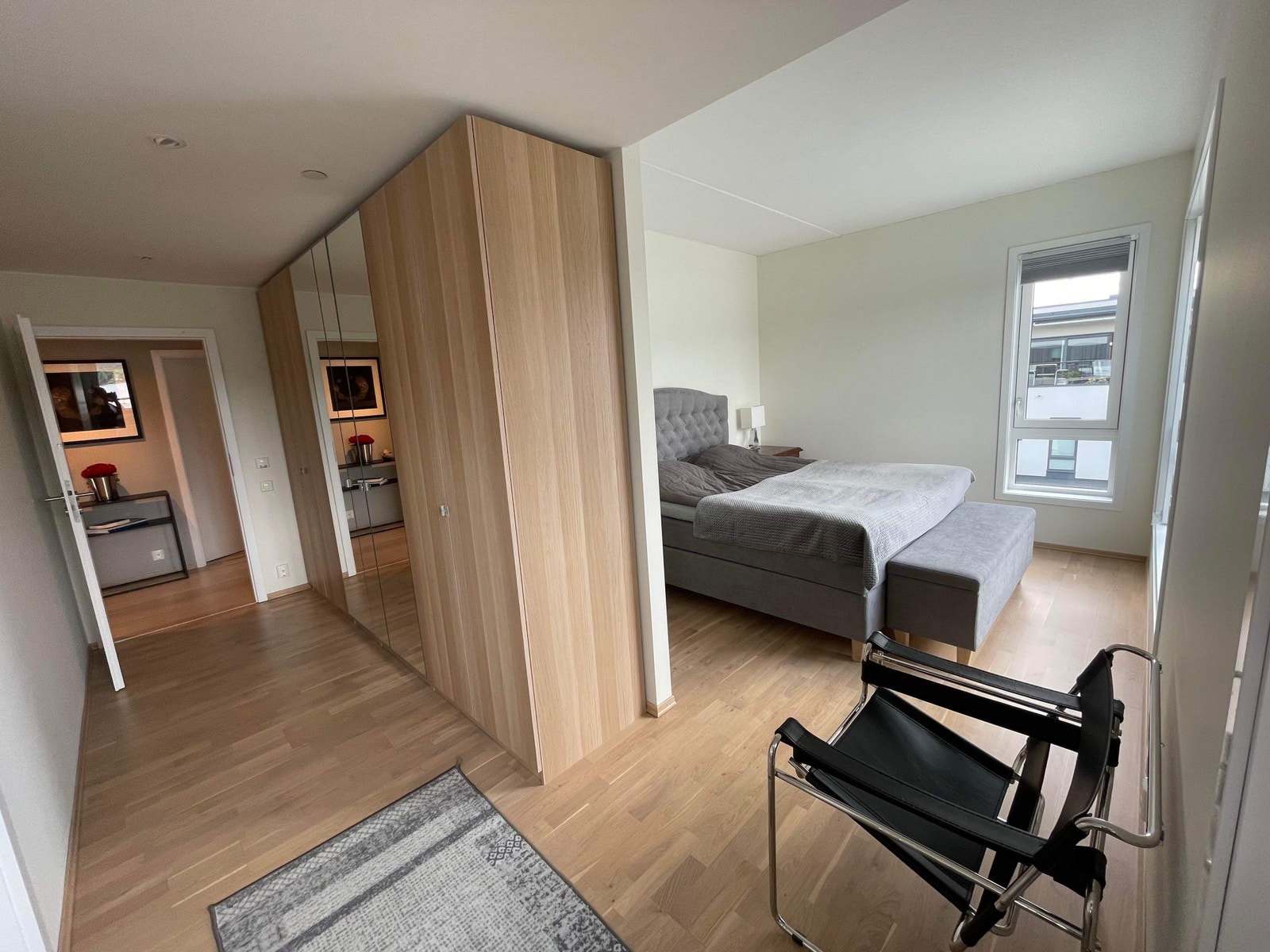 Hovedsoverom med garderoben. Galleribilde