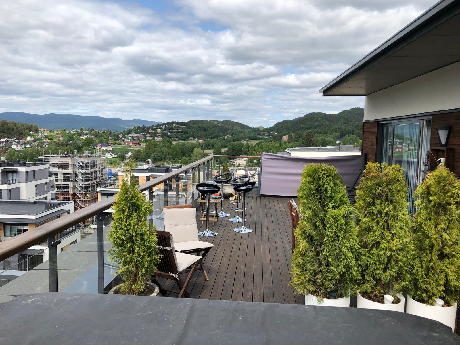 Mot Nord på sydvendt terrasse. Galleribilde