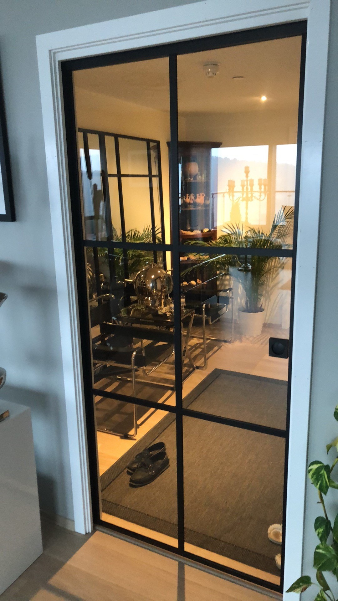 Glass og metall skyvedør ut/inn i hall med trapp ned til 7. etg og heis rett inn. Galleribilde