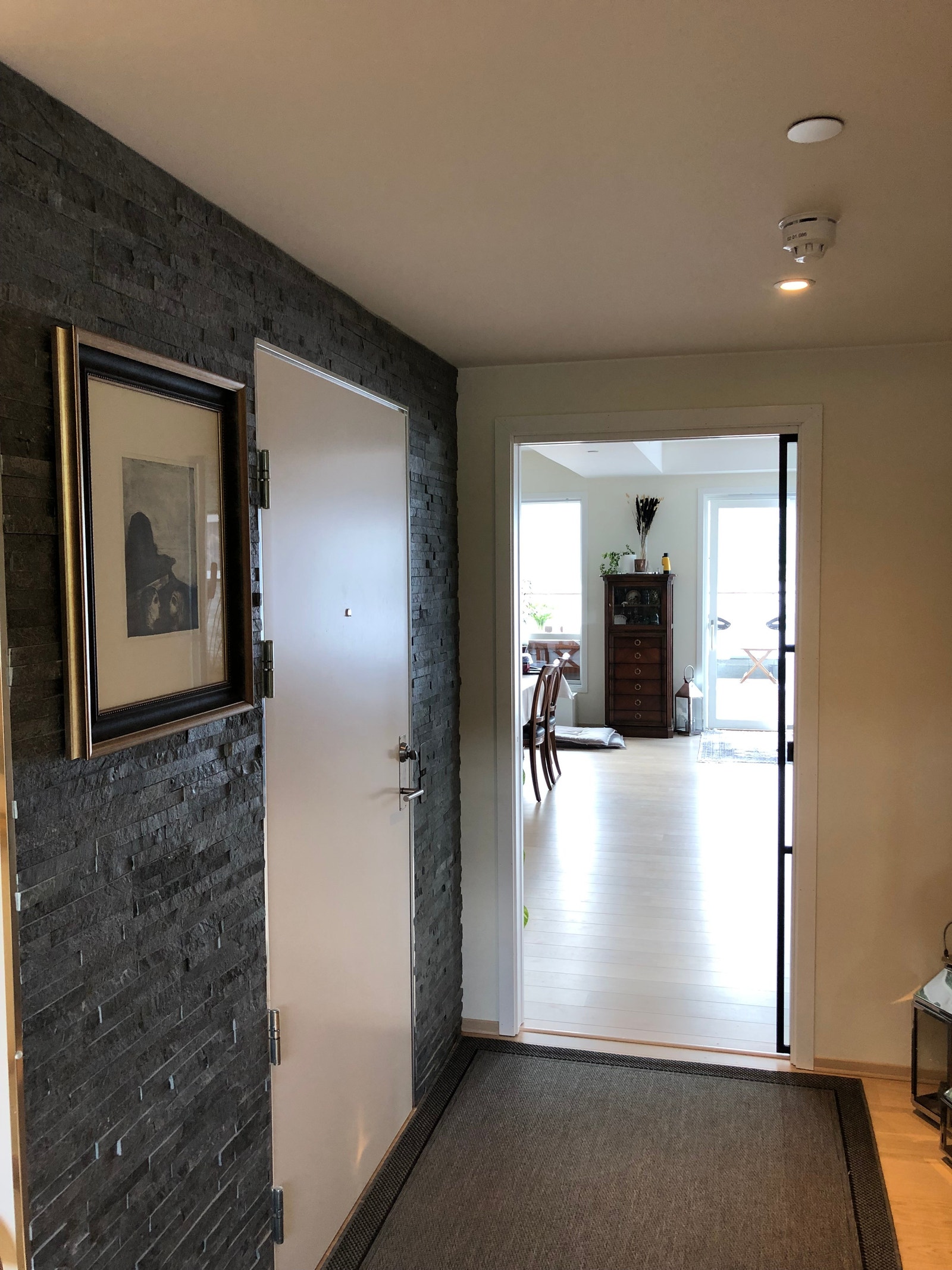 Heisdøren rett inn fra hallen. Galleribilde