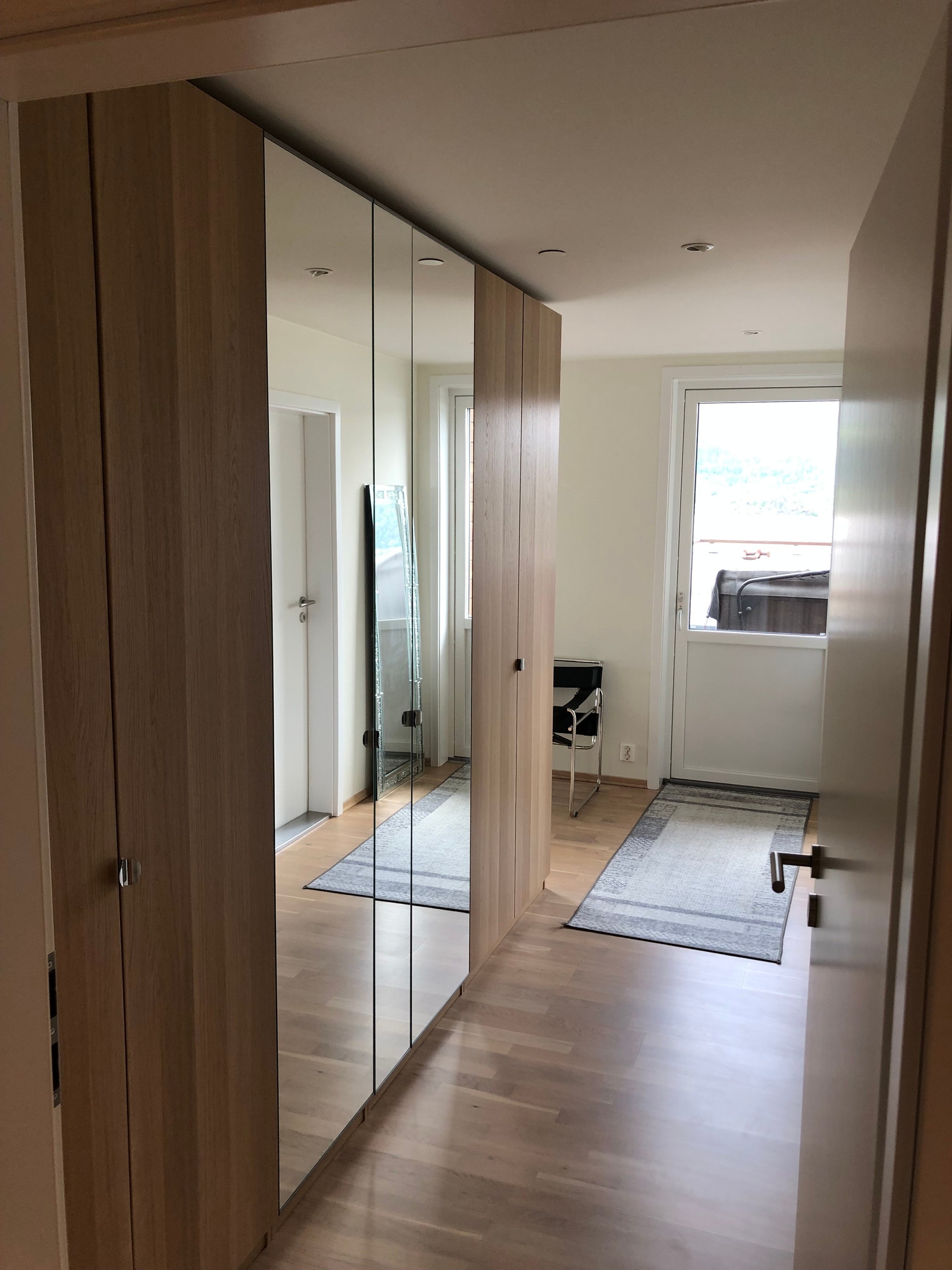 Garderober på vei inn på hovedsoverom. Verandautgang rett frem. Galleribilde