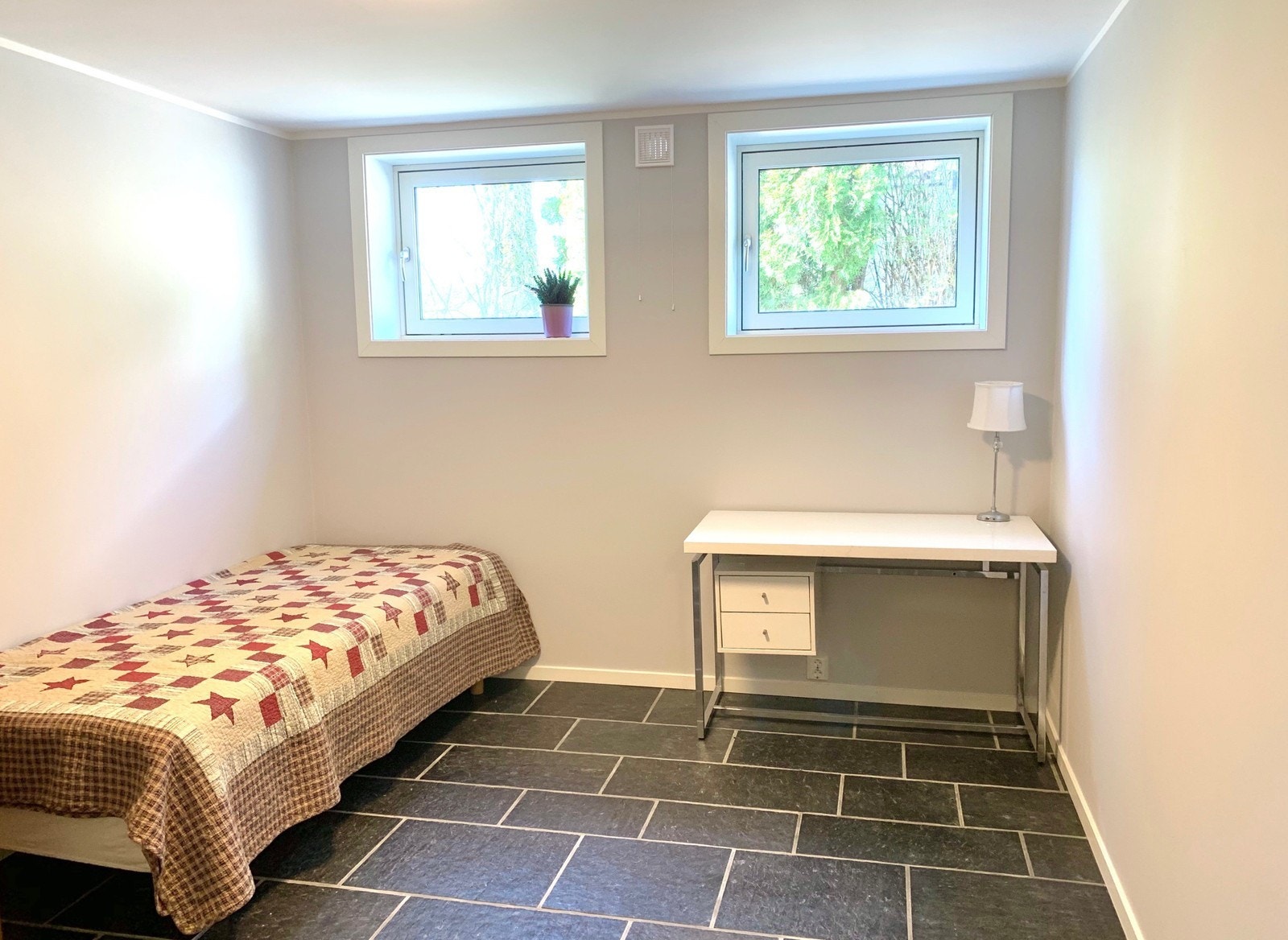 LEDIG // ca 11 kvm // 7.400 // Rom 3. Rommet "garden view smart (rom 3)" er romslig og trivelig. Kr 7.400 inkl fibernett, møbler og hvitevarer Galleribilde