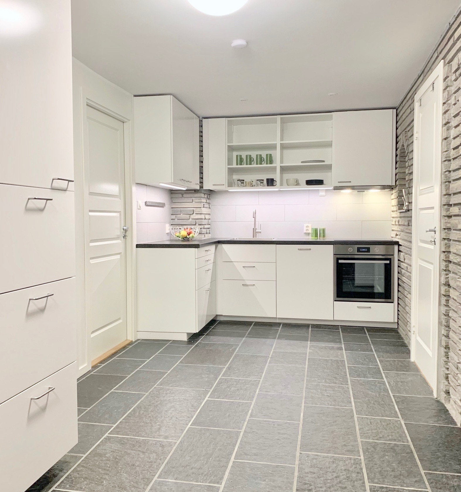 Godt med egen skap-plass på kjøkkenet. Her har alle sine egne skap og skuffer med god plass Galleribilde