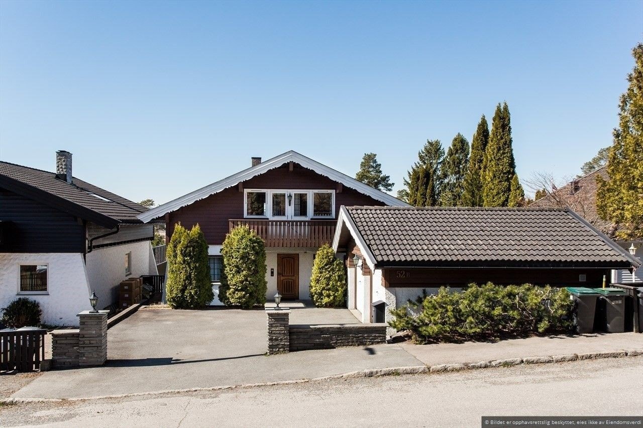 Fasaden. Gratis parkring på gaten Galleribilde