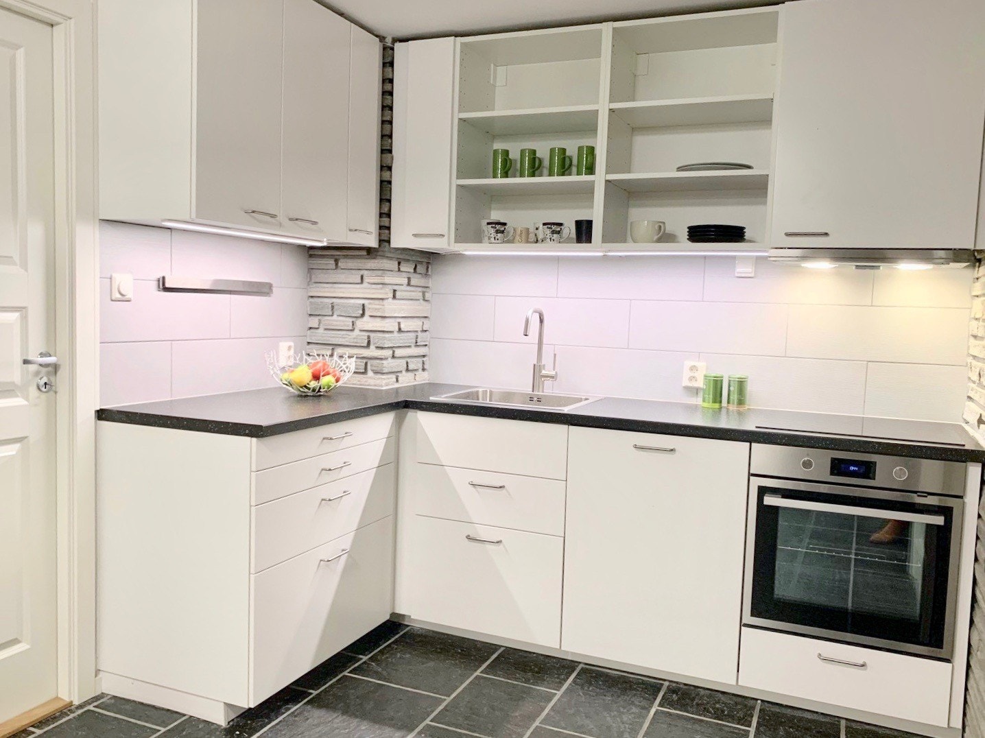 Nyere kjøkken med alt av hvitevarer, induksjon koketopp mm. Godt med skapplass og det meste av kjøkkenutstyr fins allerede her Galleribilde