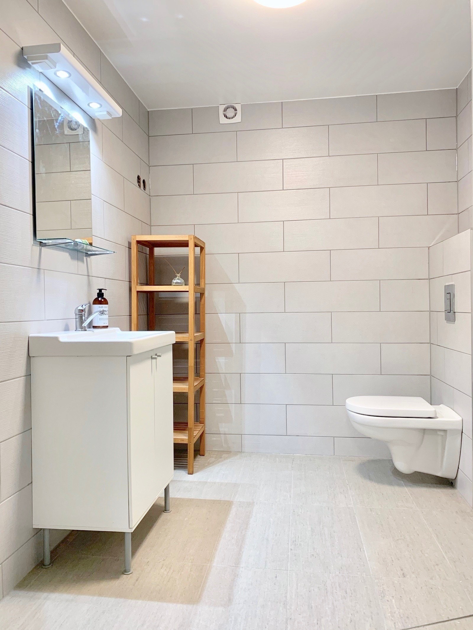 Bad 2 - Begge badene har toalett og flislagt dusj. På dette badet er det også vaskemaskin til klær Galleribilde