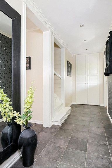 Inngangsparti med innebygd skap og trapp til 2.etg Galleribilde