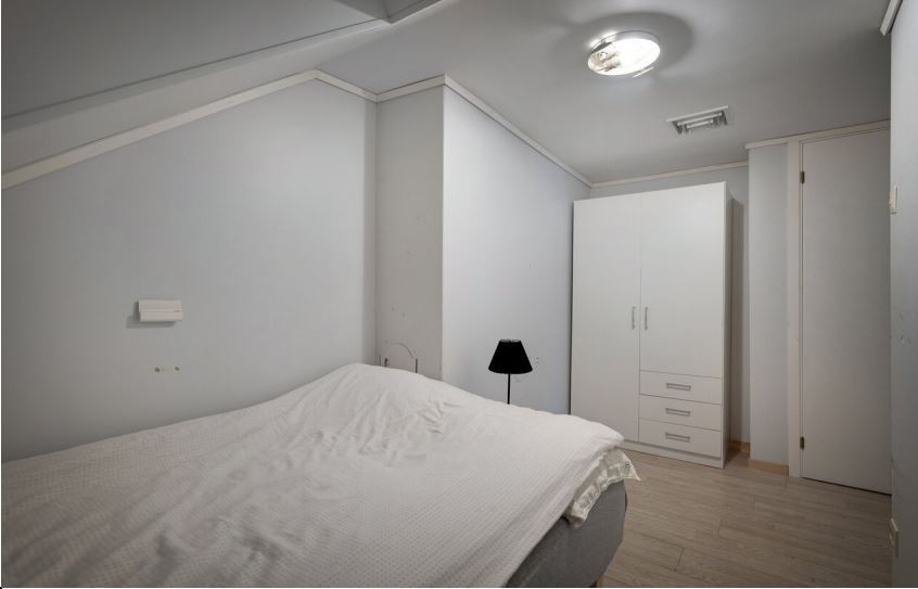 Soverom 1 med garderobeskap Galleribilde