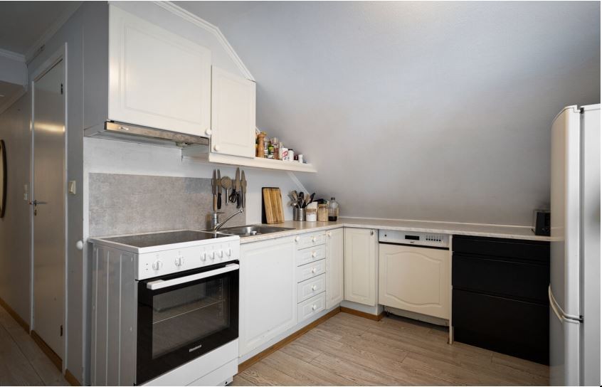 Kjøkken med komfyr og oppvaskmaskin Galleribilde