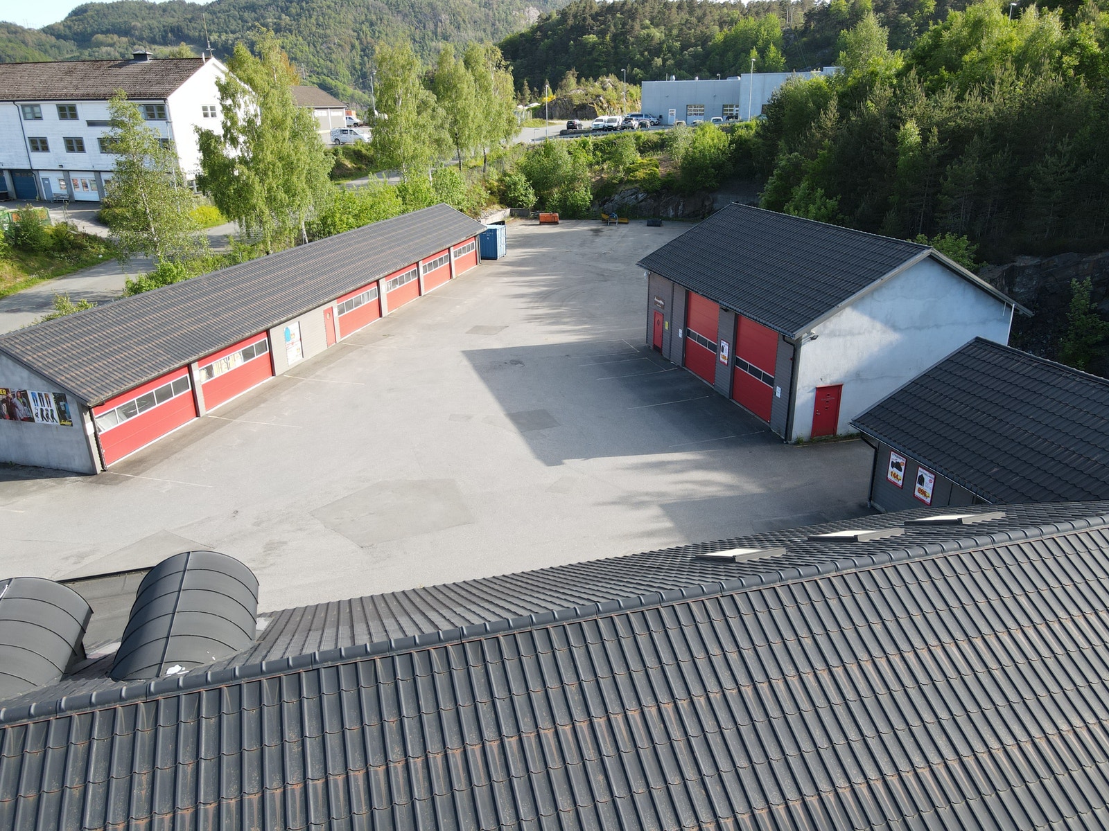 Lagerhall til venstre/2 store haller til høyre Galleribilde
