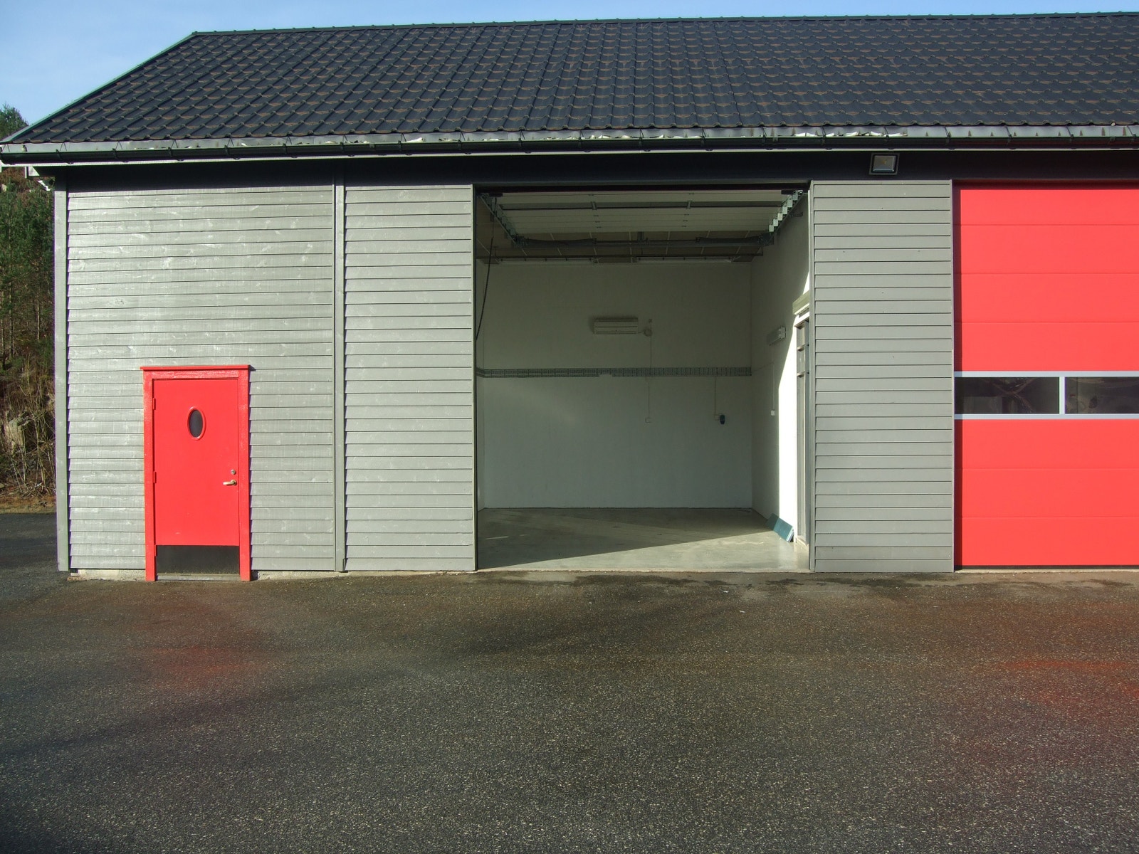 Begge haller har varme og store porter. Galleribilde