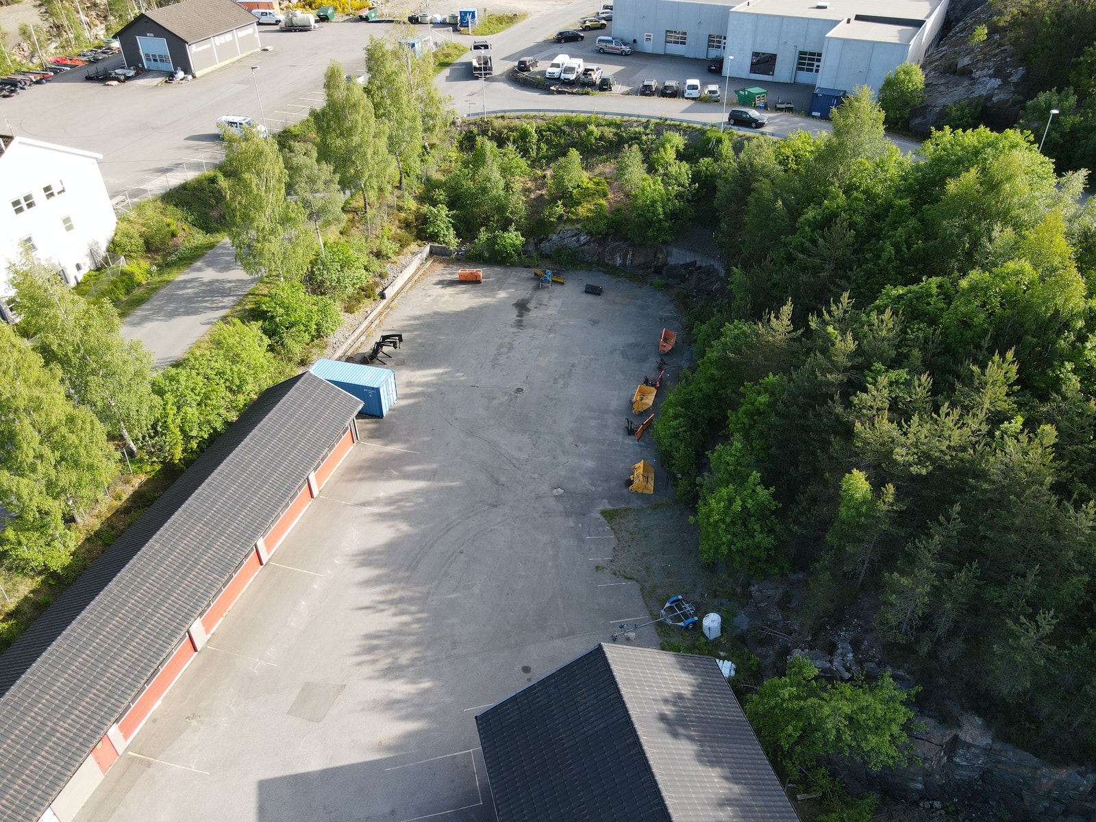 Stort asfaltert uteareal Galleribilde