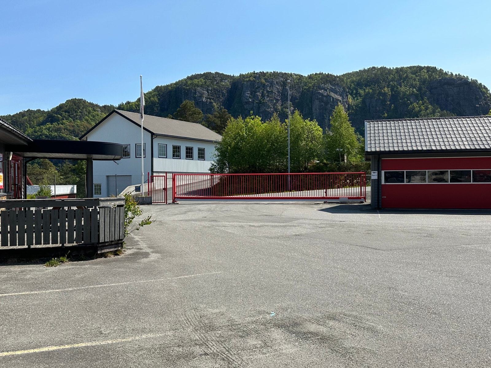 Kjøreport inn på område tidsstyrt/fjernstyres Galleribilde