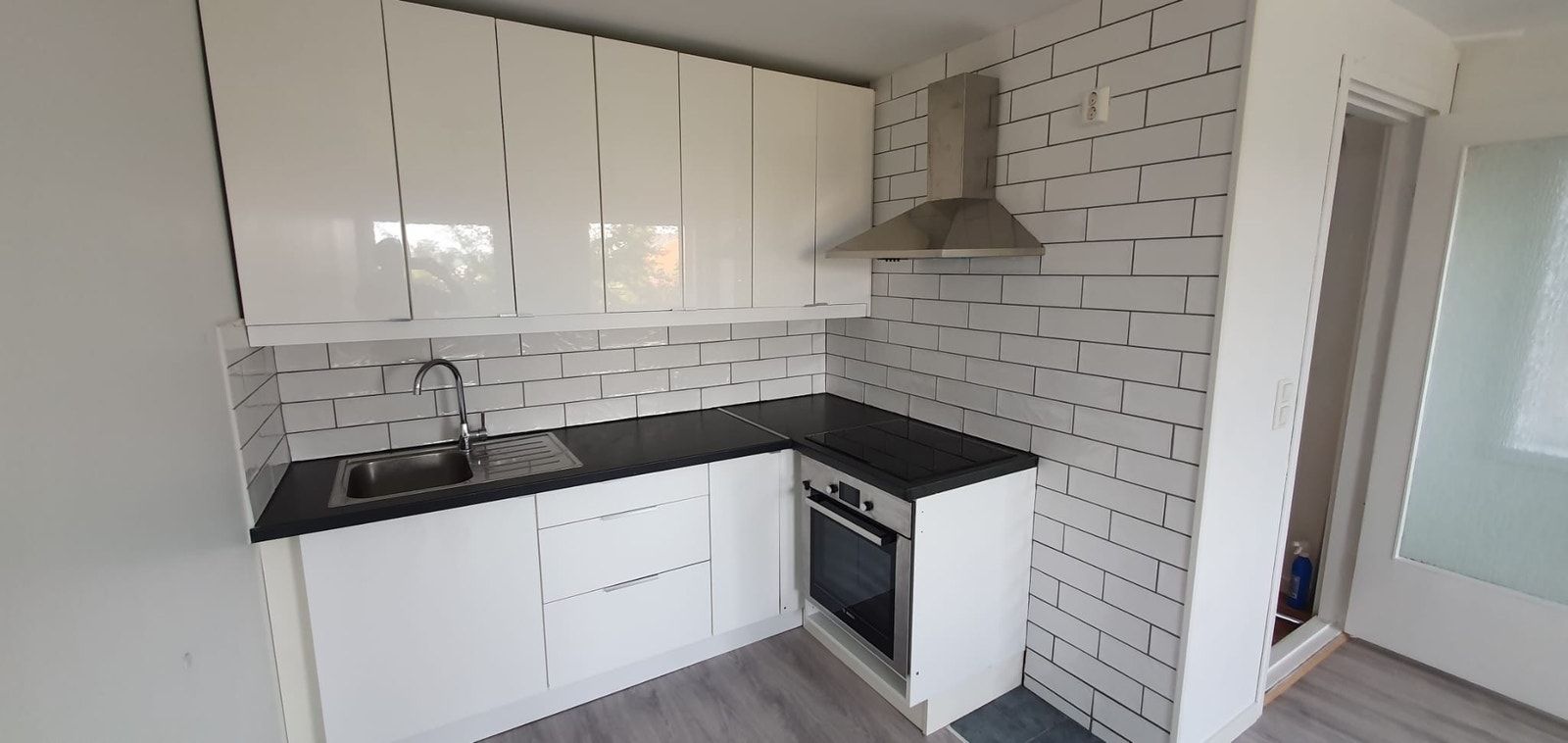 Kjøkken med platetopp, ovn og vifte Galleribilde