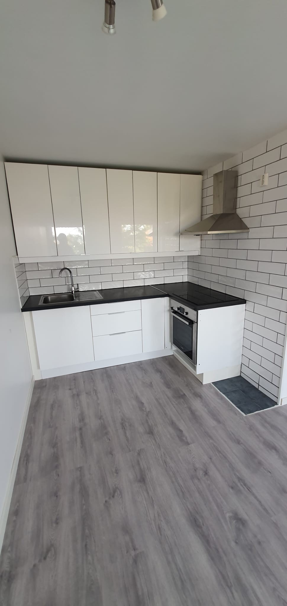 Kjøkken med platetopp, ovn og vifte Galleribilde