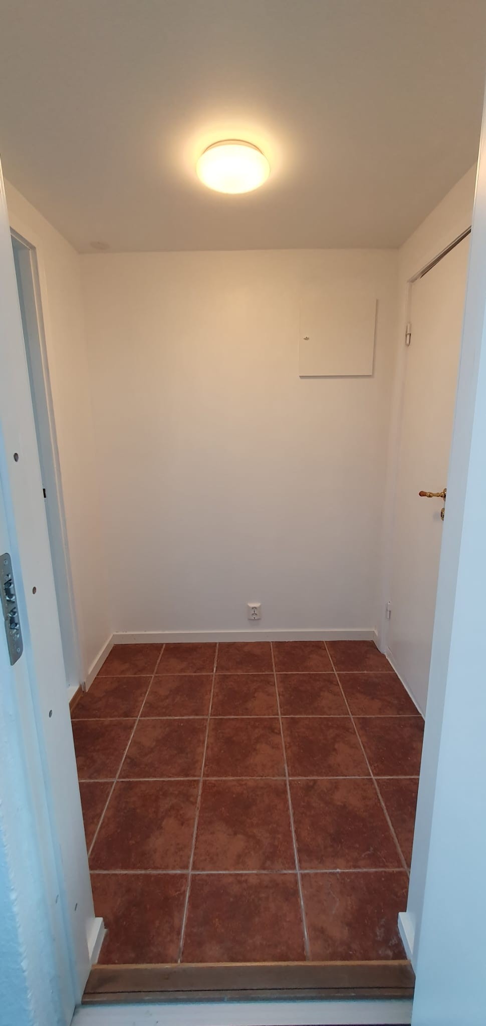 Flislagt Entre sett fra egen inngangsdør Galleribilde