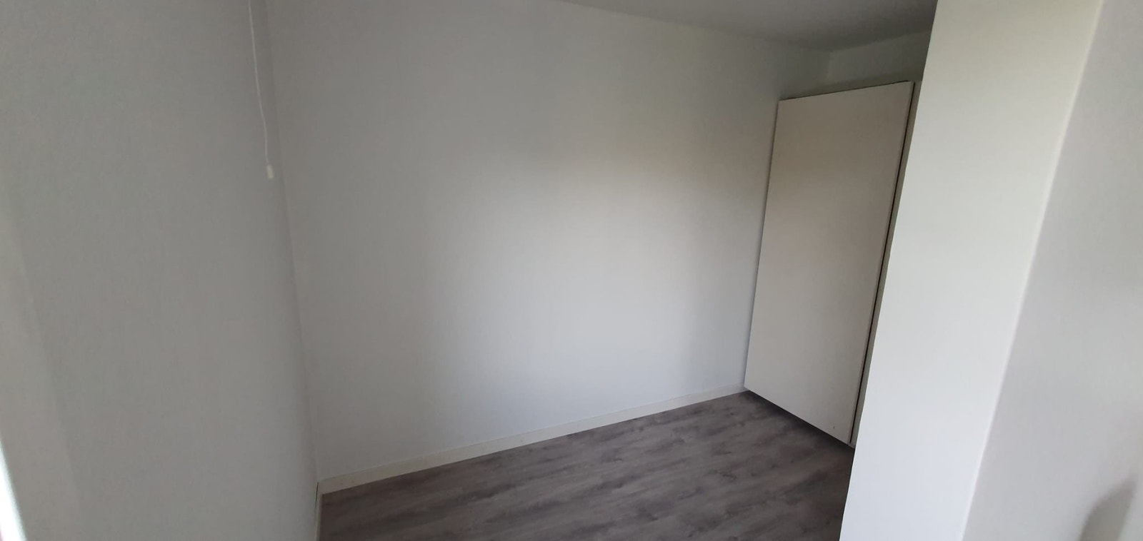 Sovealkove med skyvedørs garderobe Galleribilde