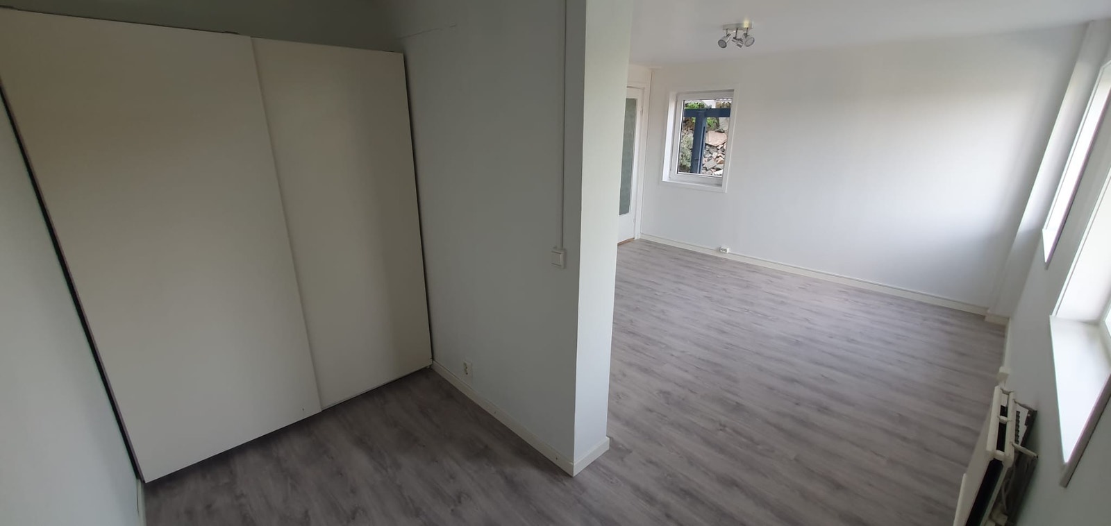 Sovealkove med skyvedørs garderobe Galleribilde