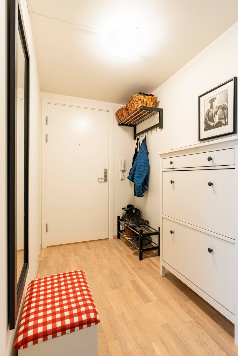 Entre med skoskap og oppheng for klær Galleribilde