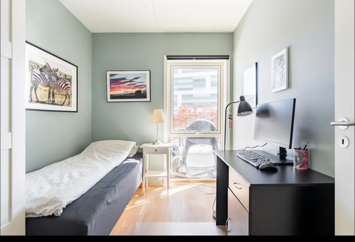 Gjesterom /kontor med garderobeskap, pult og 90cm seng Galleribilde