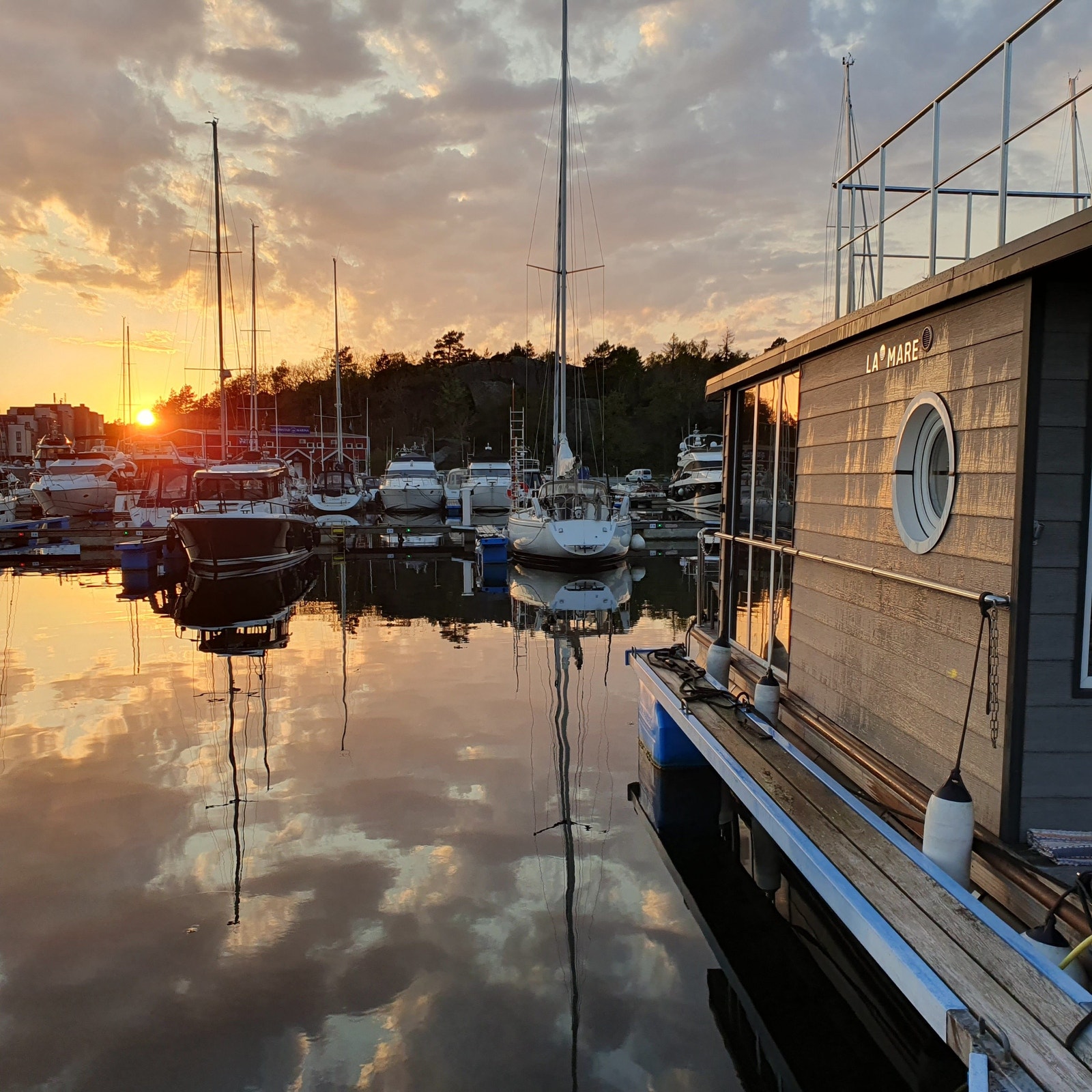 Hyttebåten i solnedgang Galleribilde