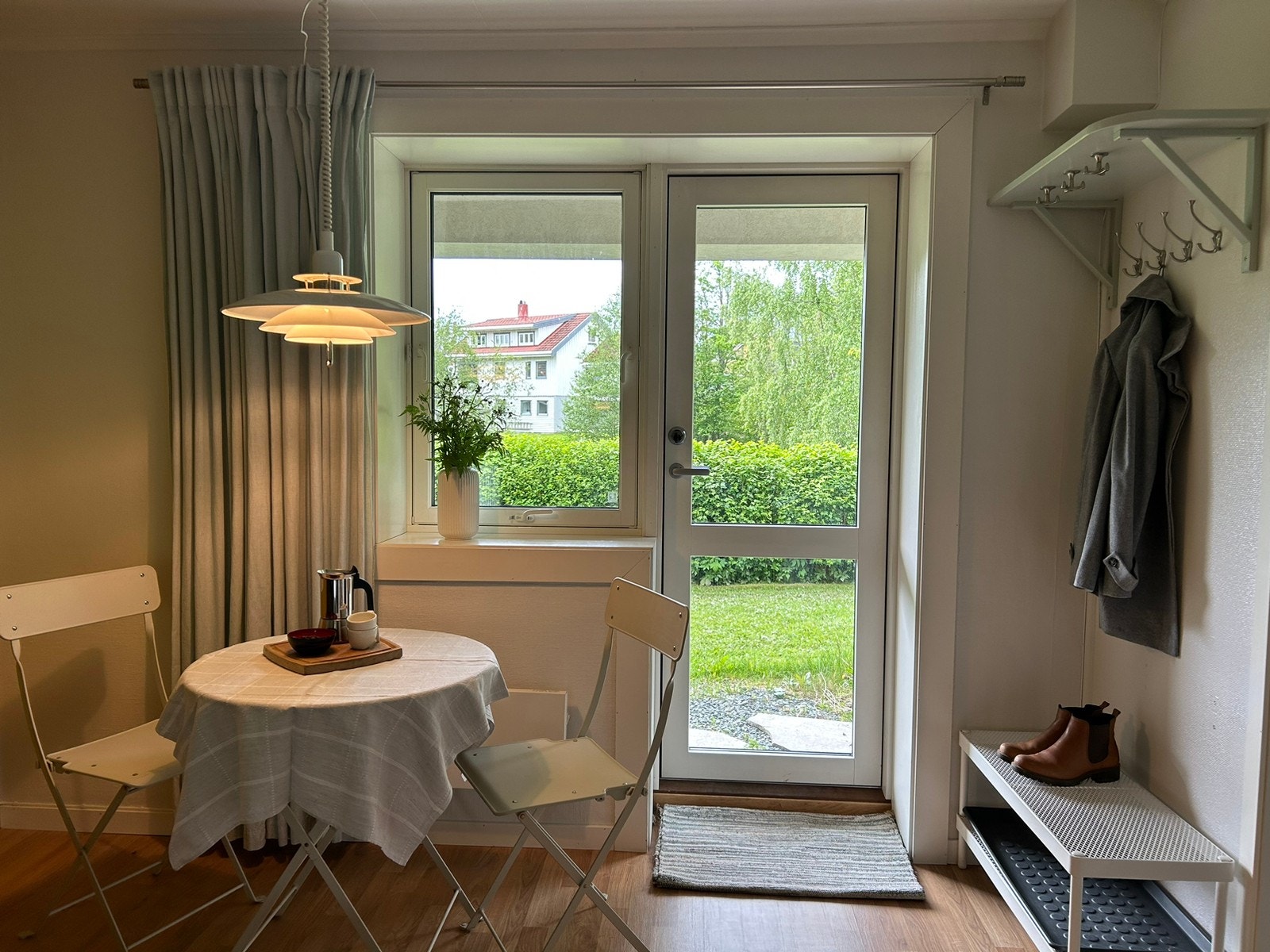 Hyggelig stue med utsikt til hagen. Usjenert. Galleribilde