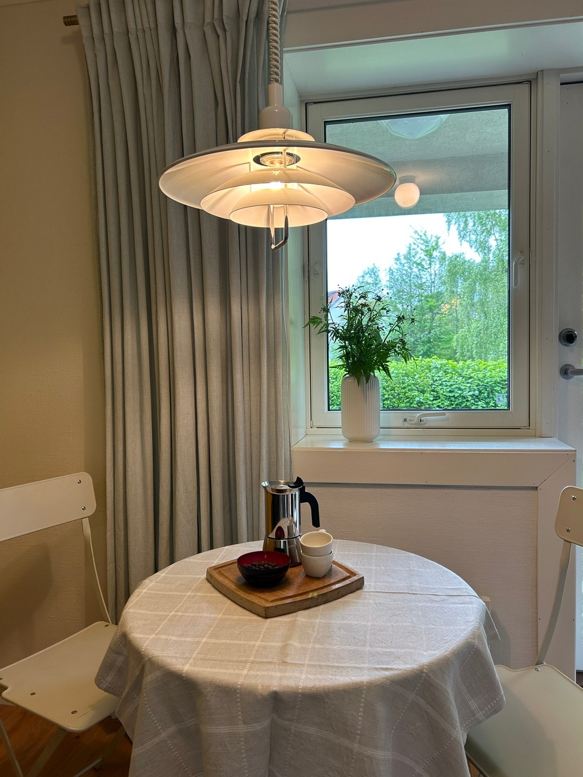 Hyggelig stue med utsikt til hagen. Usjenert. Galleribilde