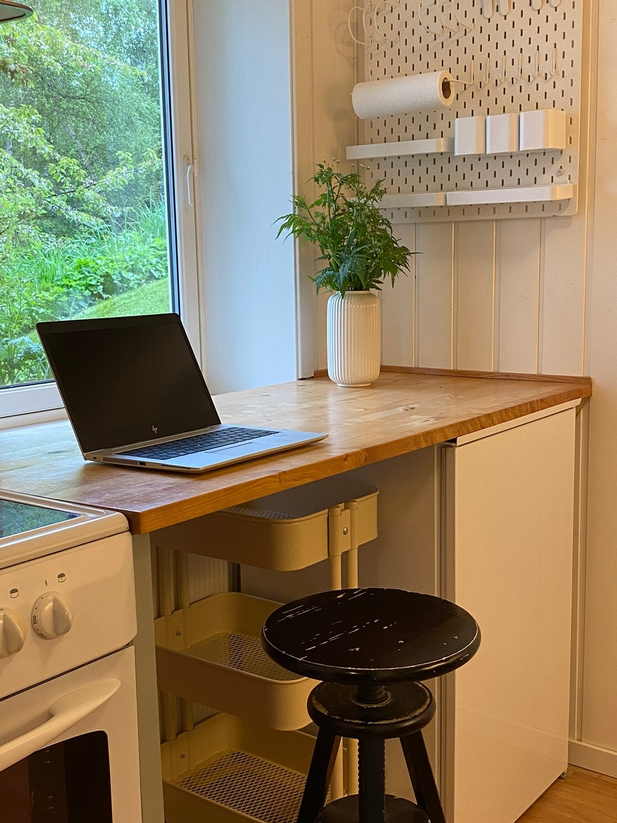 God arbeidsplass på kjøkkenbenken. Galleribilde