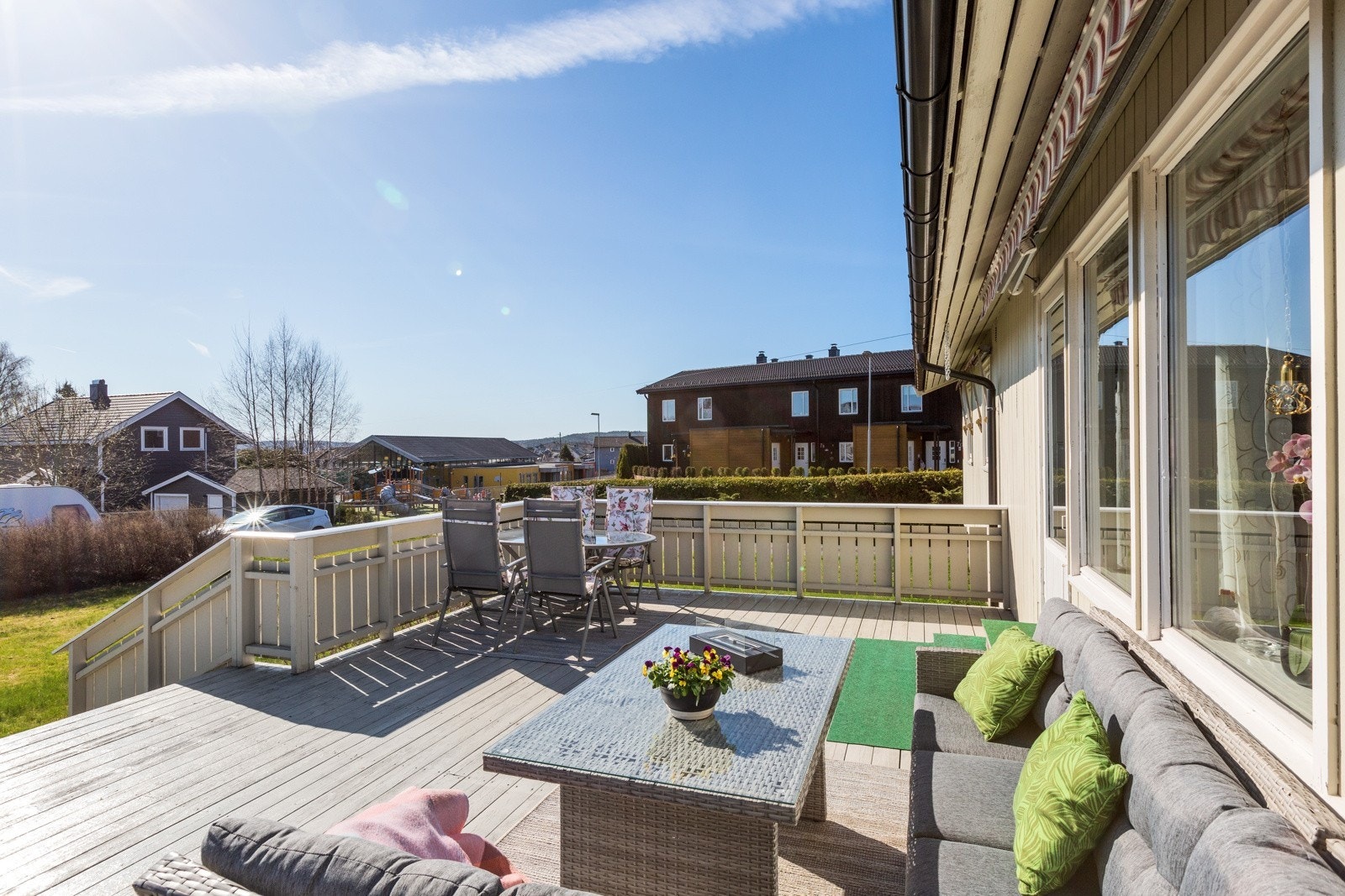 Flott, solrik uteplass Galleribilde