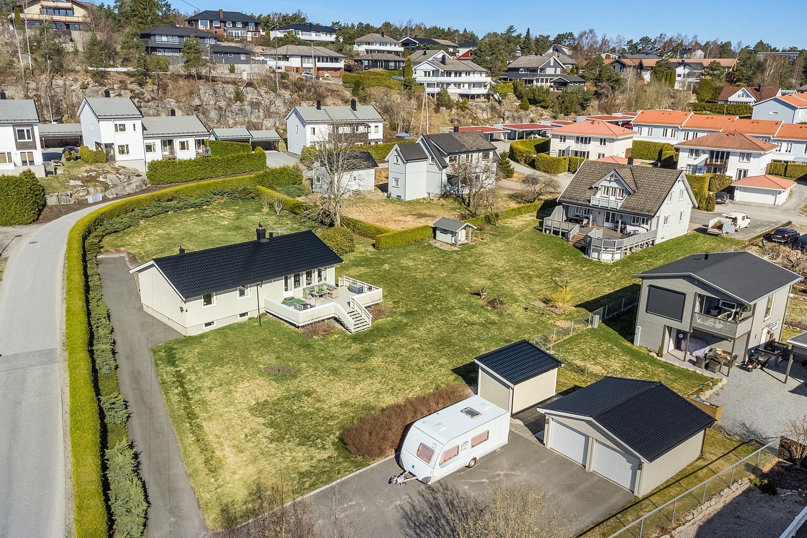 Stor, solrik, flat tomt! Galleribilde