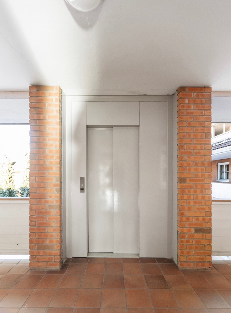 Enkel adkomst til leiligheten med heis som går ned til garasje anlegg og bod Galleribilde