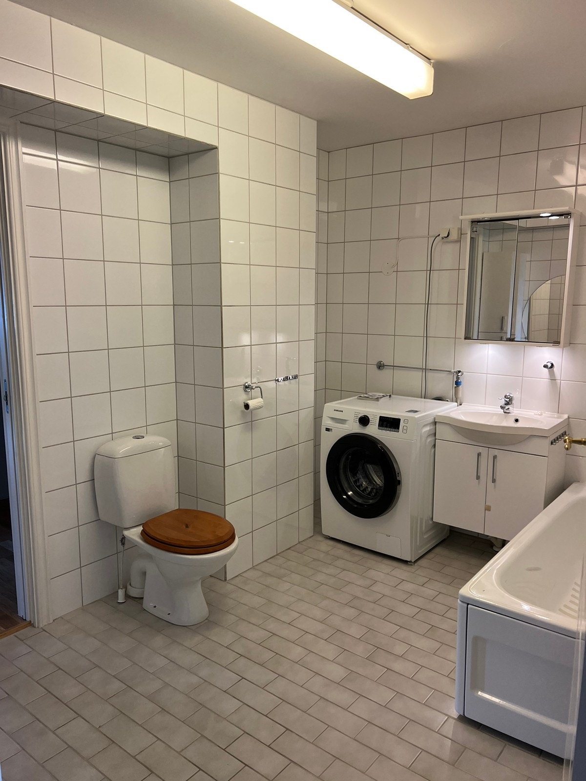 Bad med vaskemaskin Galleribilde