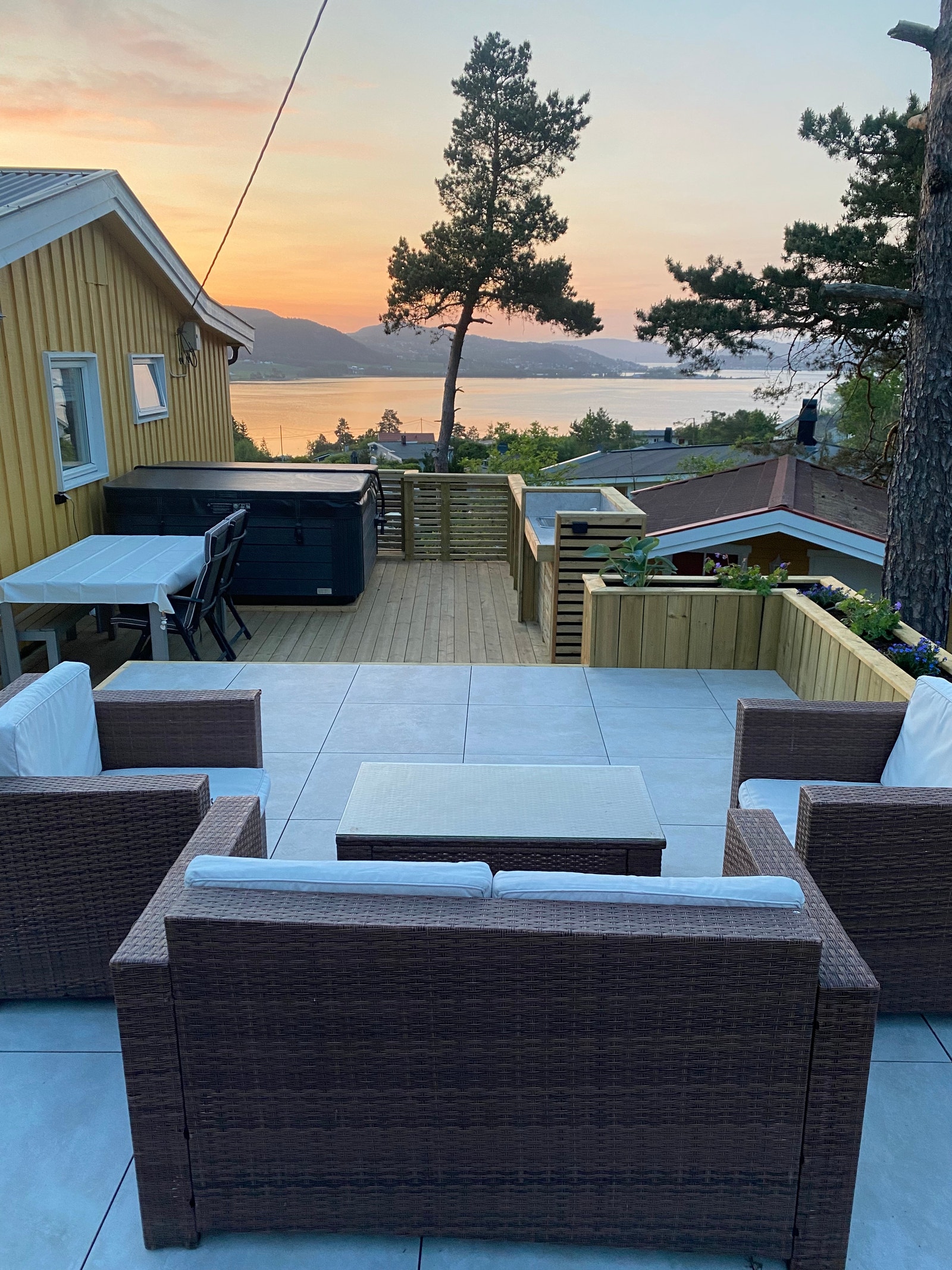 Terassen er oppgradert i 2023, med ny treverk, fliser og boblebad Galleribilde