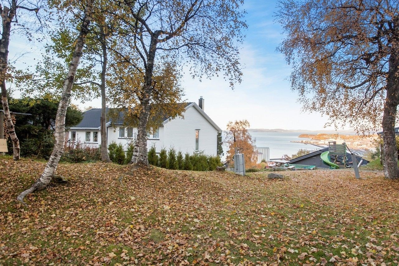 Ved rekkehusene har man gressplen og benker for å nyte fine dager ute. Galleribilde