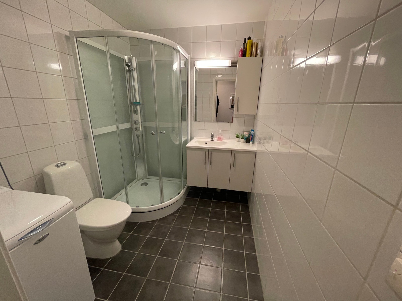 Pent flislagt bad fra 2012 med vaskemaskin, dusjkabinett, innredning og toalett. Varmekabler i gulv. Vaskemaskin tilhører oss, og kan lånes uten ekstra kostnad under leieforholdet. Galleribilde