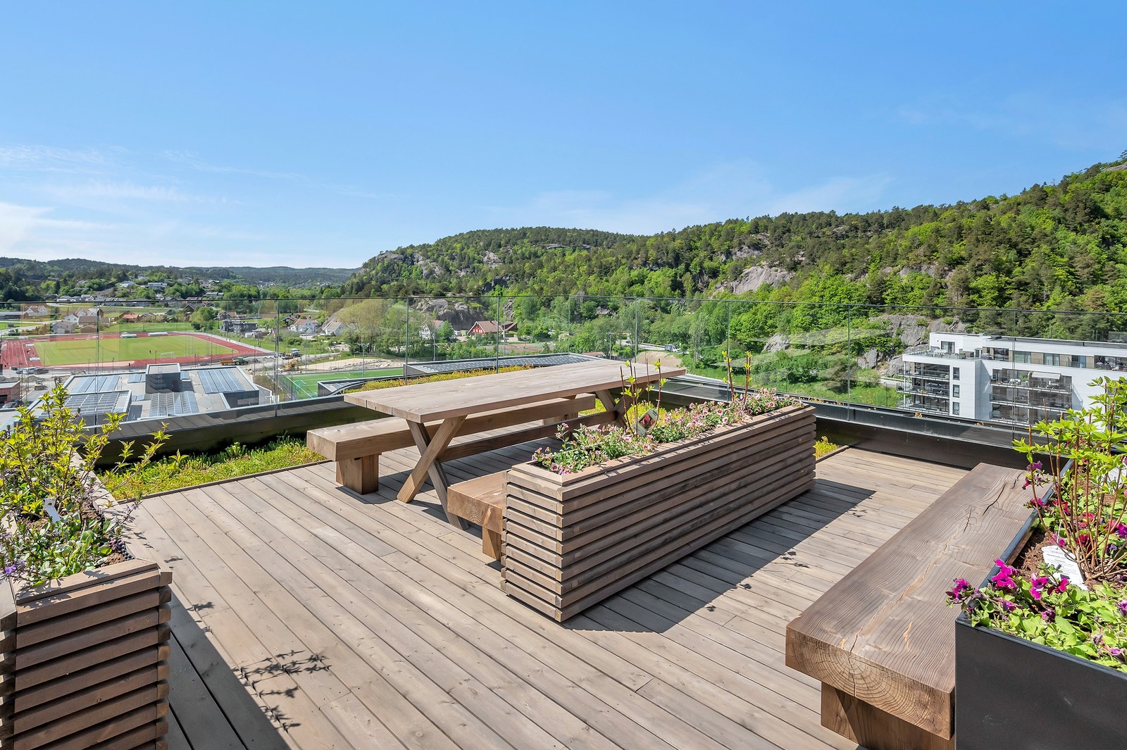 Det er nydelig beplantet i mange plantekasser Galleribilde