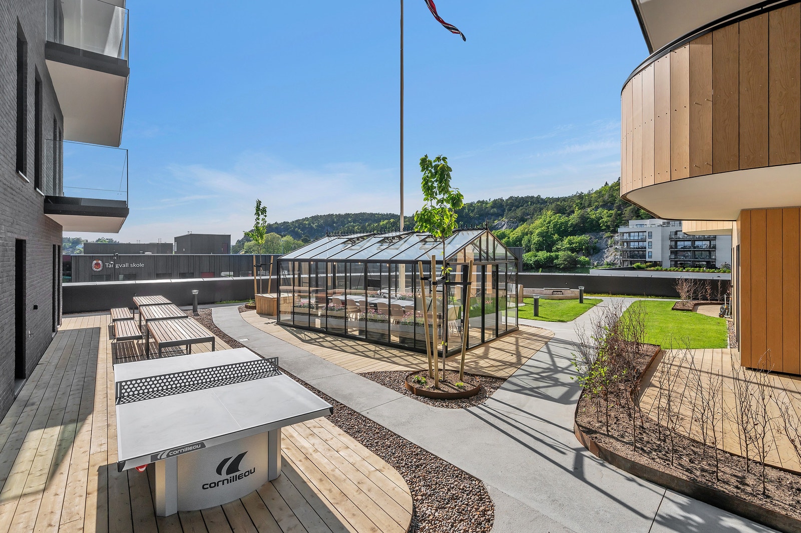 Hagen er beplantet og gjort hyggelig til beboernes benyttelse Galleribilde