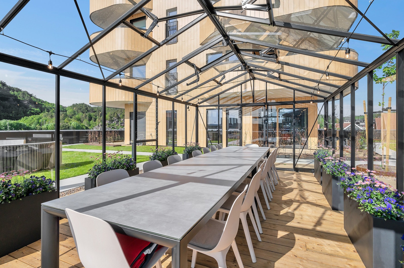 I dette glasshuset kan du ha dine venner på besøk selvom være ikke helt tillater å sitte ut. Galleribilde