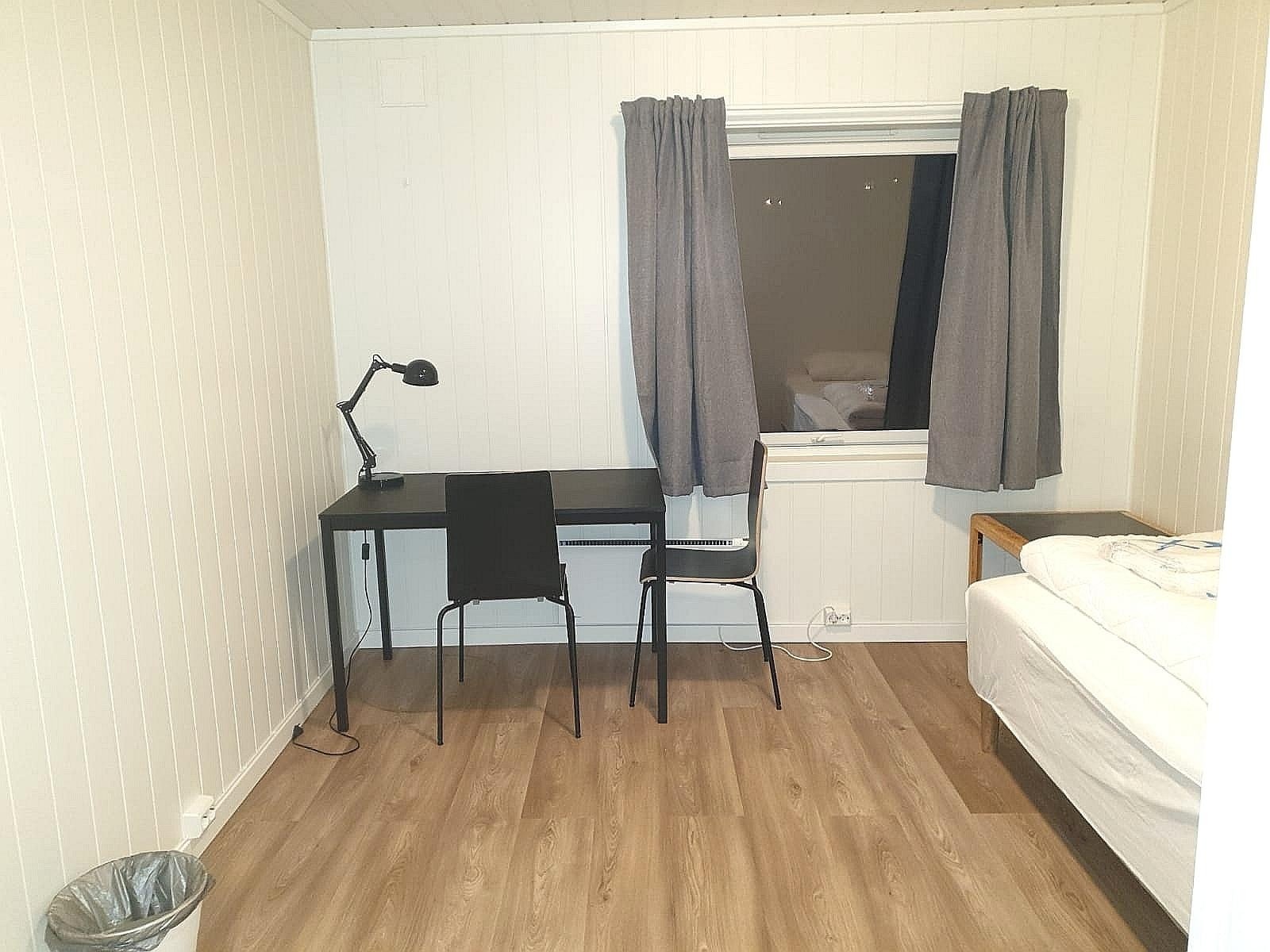 Nye fine rom med seng, skrive-/spisepult, garderobeskap og egen bad med dusj og wc. Galleribilde