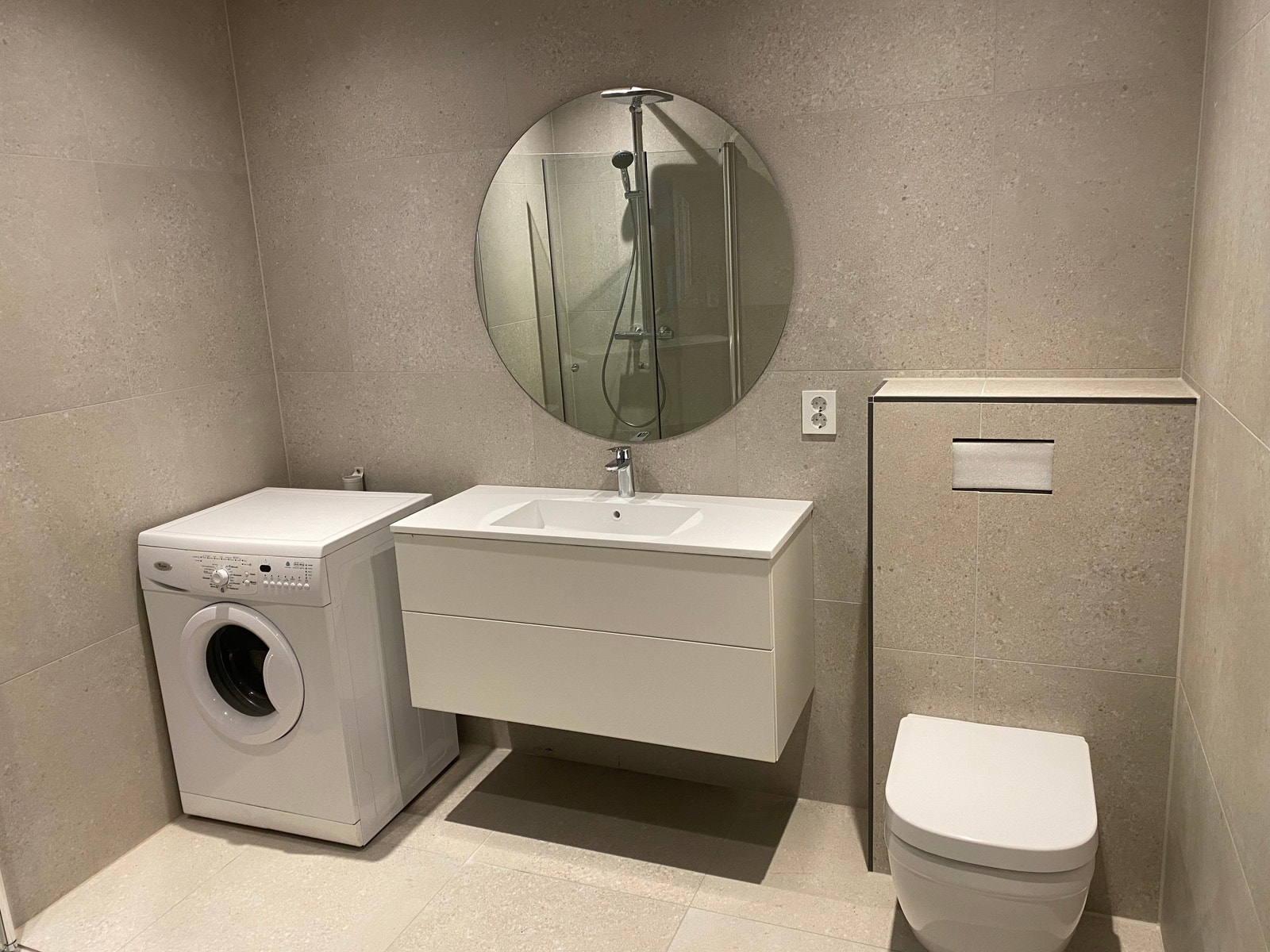 Stort flott bad med varmekabel i gulv. Vaskemaskin inklusive. Downlights belysning kan dimmes. Galleribilde