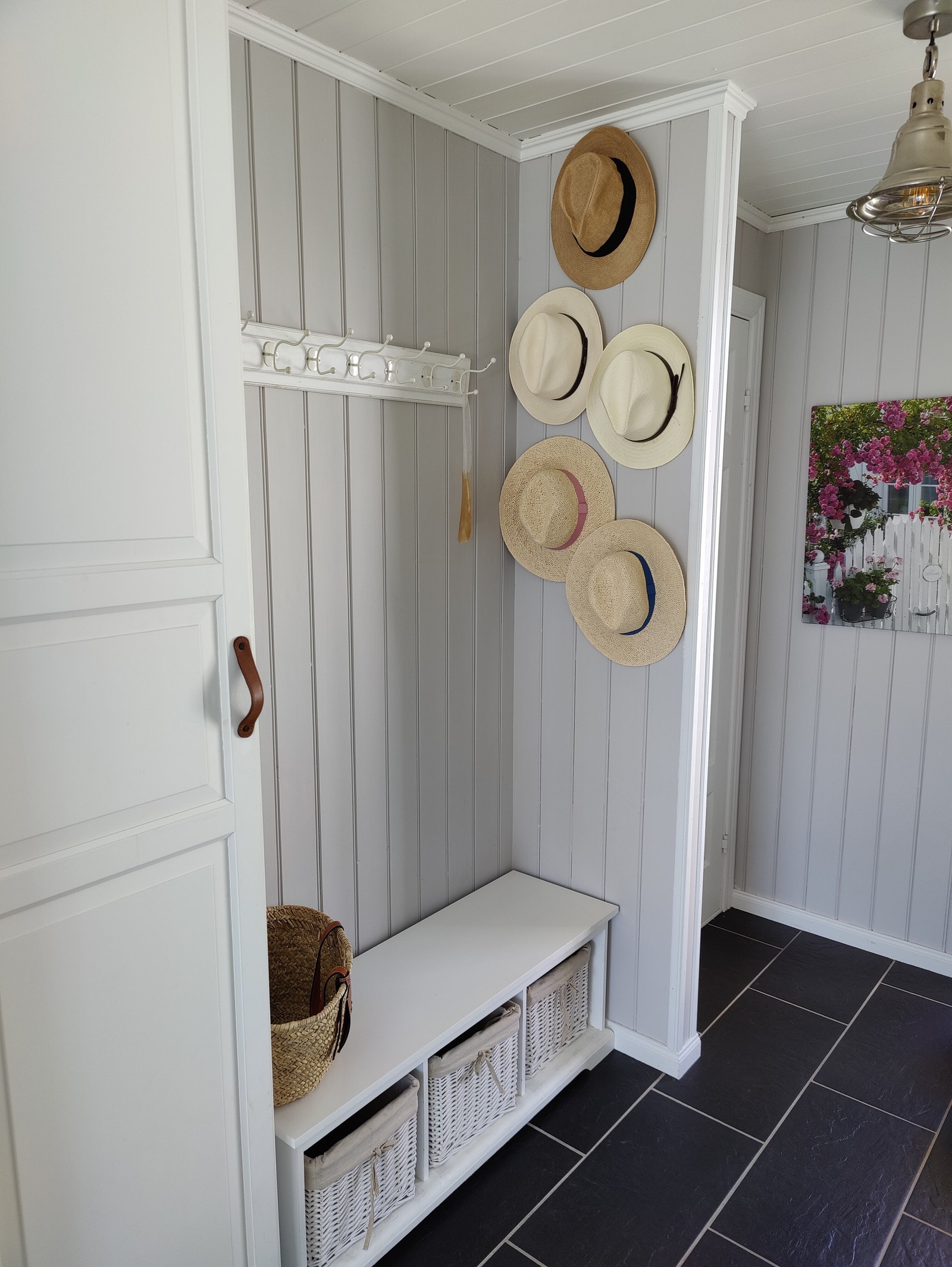 God plass til klær og sko i gang Galleribilde