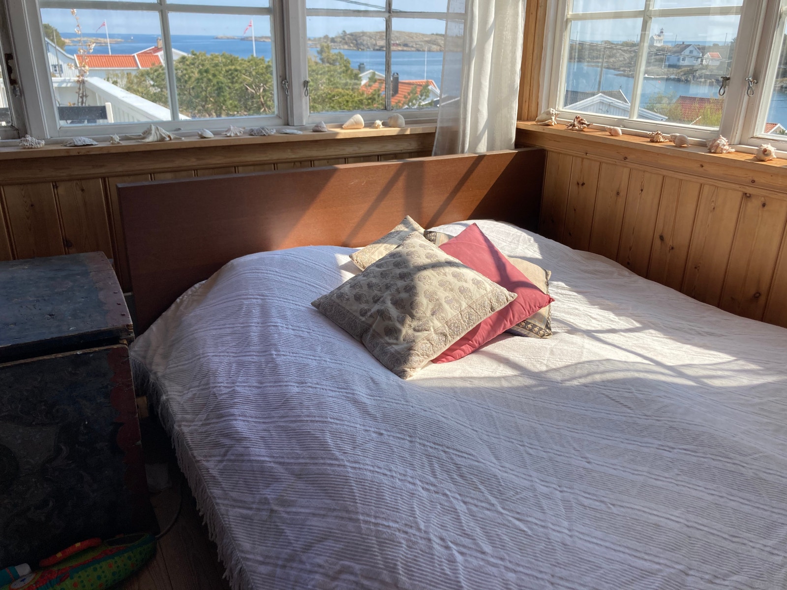 Hovedhuset - soverom 2 med utsikt til soloppanger, Lyngørfyr, Lyngørfjorden og Lyngørsundet. Galleribilde