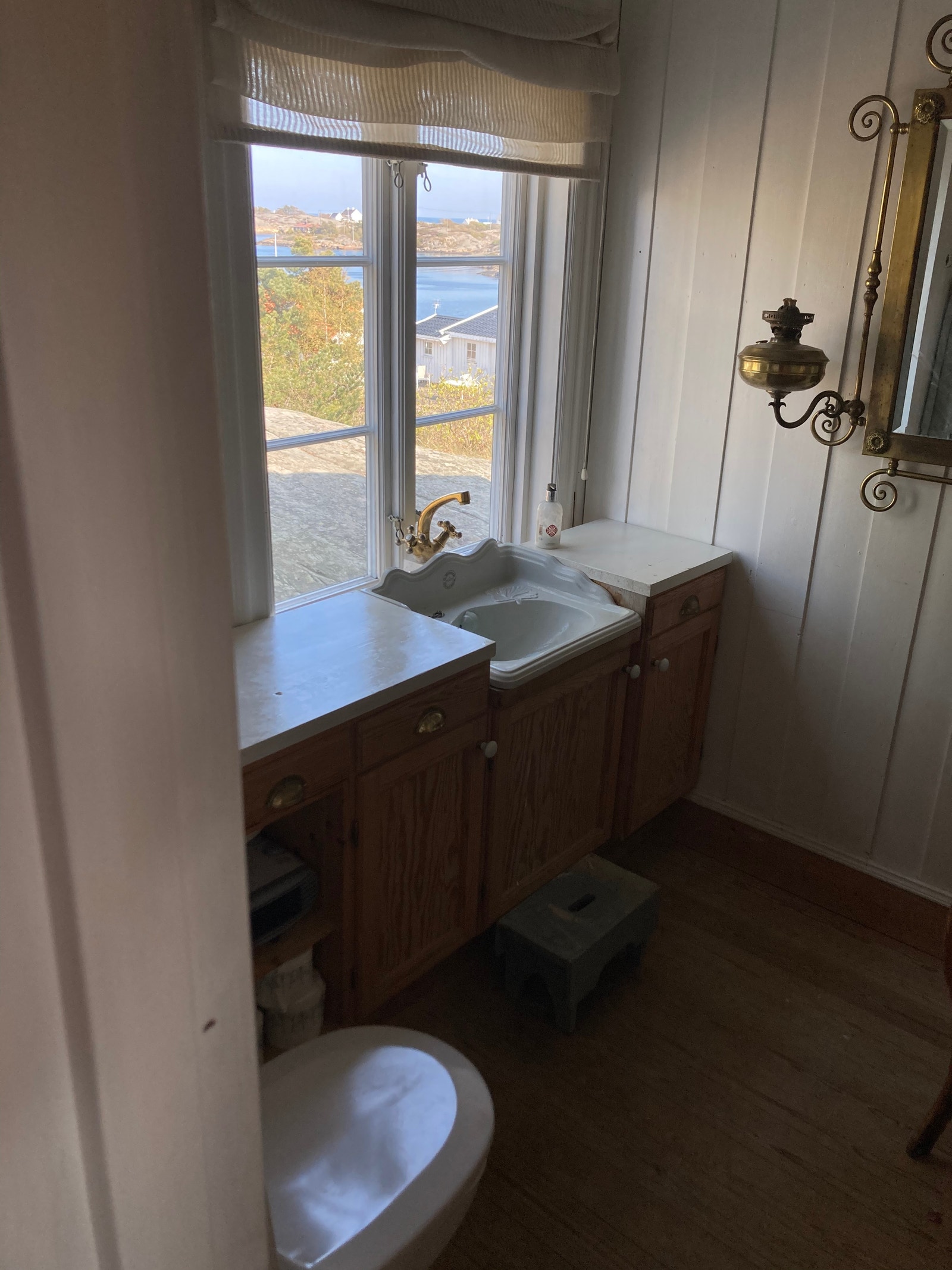 Hovedhuset - bad med dusj i badekar og wc Galleribilde