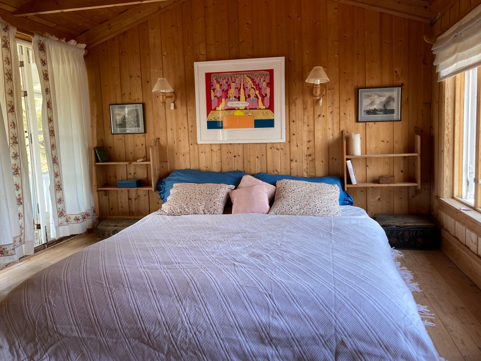 Hovedhuset - soverom 1 med utsikt til Lyngørfyr, fjorden og hagen. Galleribilde