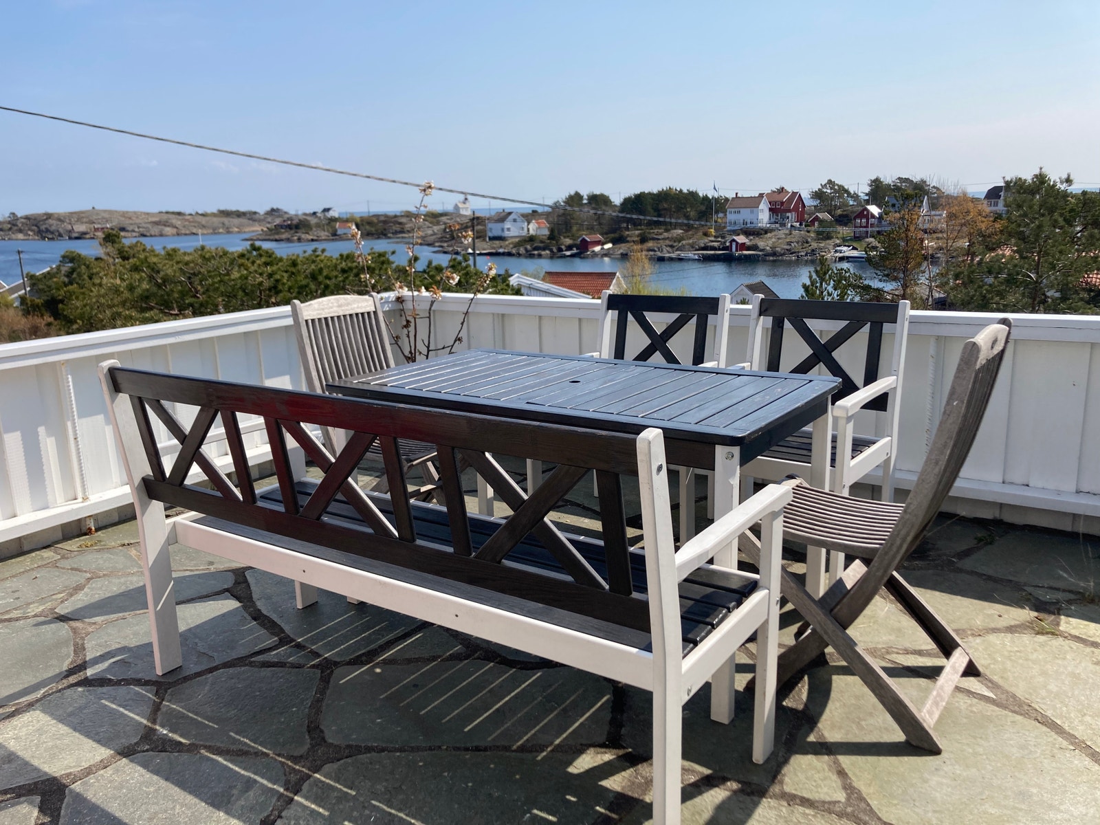 Hovedhuset - sørøstvendt terrasse med utsikt til fyret, fjorden og sundet Galleribilde