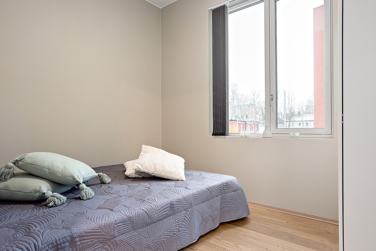 Soverom med seng og garderobeskap Galleribilde