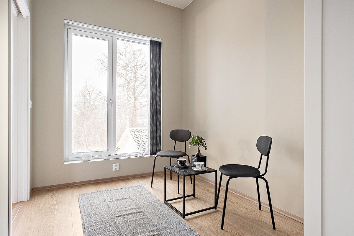 Soverom med garderobeskap og seng. Stort vindu med fin utsikt mot hagen Galleribilde