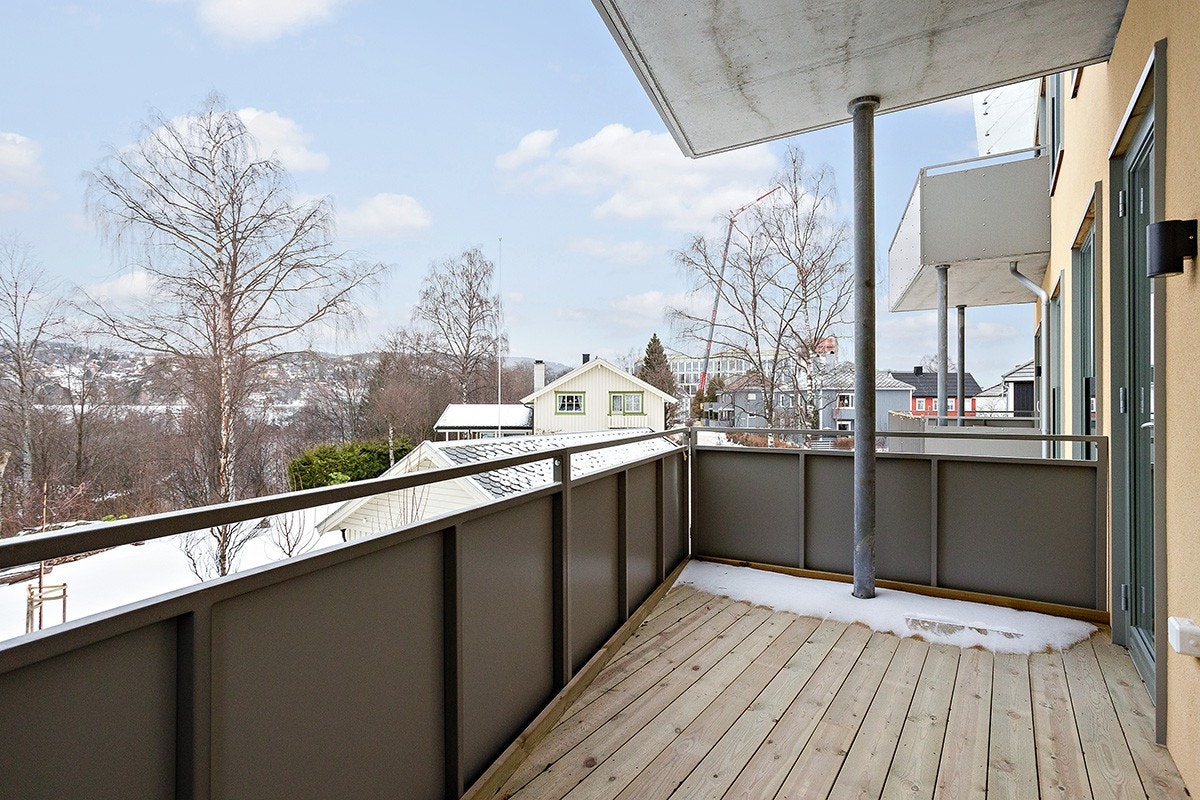 Stor balkong med fine solforhold Galleribilde
